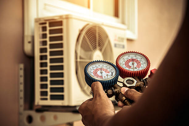 Professional Hvac technician working in Staten Island, NY
